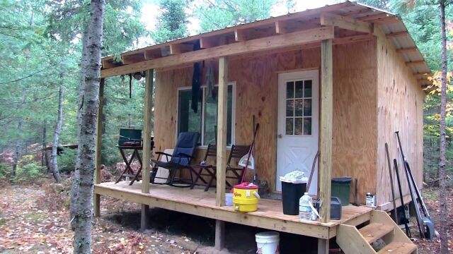 野外建造,40岁中年男子独居深山,建最豪横木屋