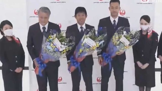 森保一携日本男足回国,机场空姐送上鲜花,现场粉丝欢呼雀跃