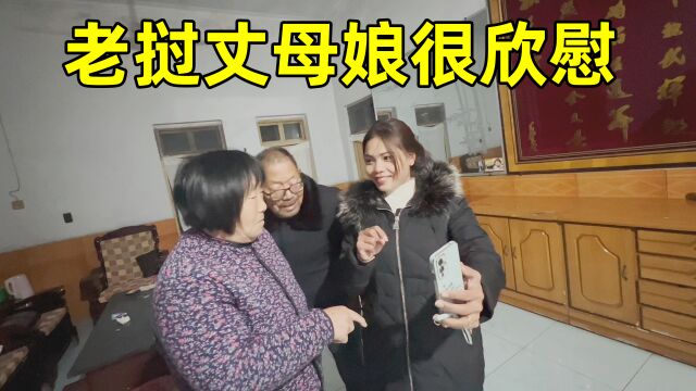 老挝丈母娘跟中国家人视频,程程在中间翻译,在中国很享福