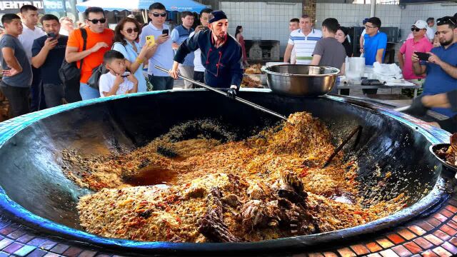 乌兹别克斯坦街头美食,一口可做500人份的大锅,制作流程堪称艺术