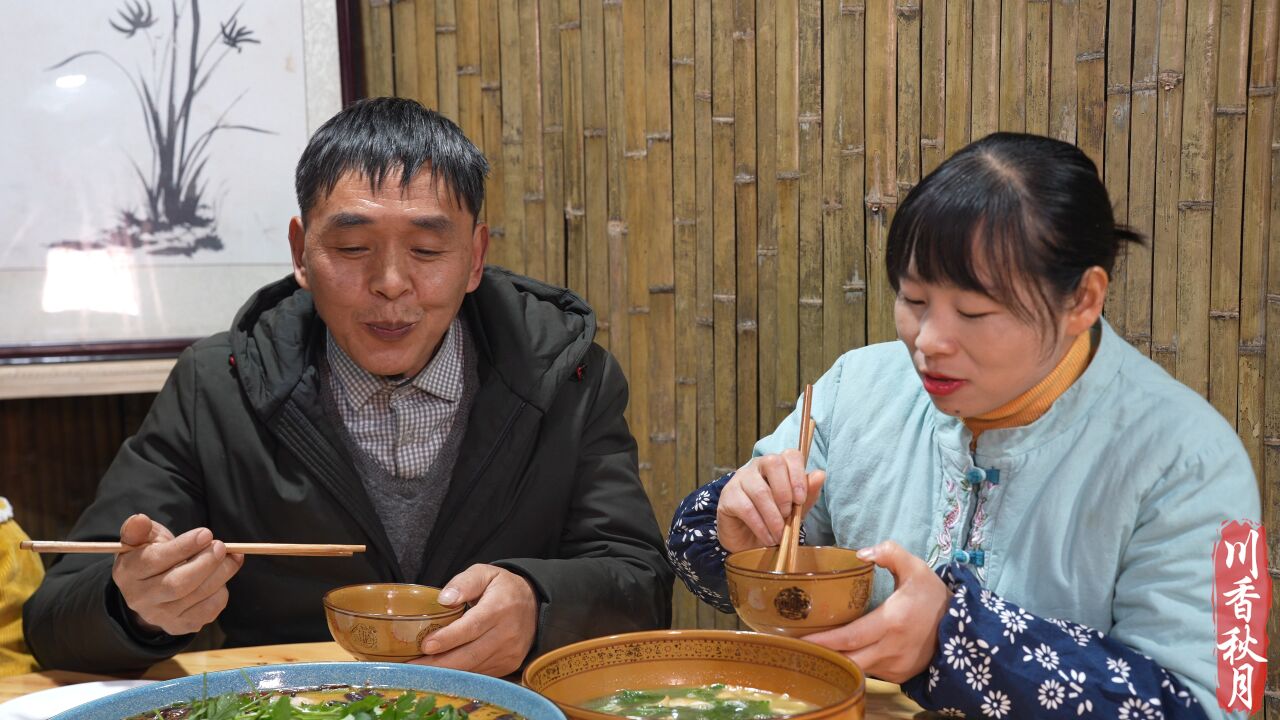 幺叔今天走了偏财运,买了条鱼回来,晚上一家人又可以打牙祭咯!