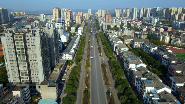 广西柳州市鹿寨县的城市主干道,一路道路通达