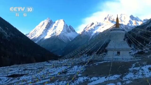 邛崃山脉位于四川盆地之侧,这里雪峰连绵,孕育了横断山区的众多大山大河