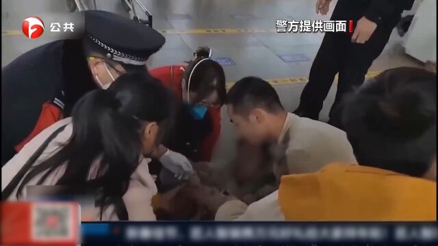 男子突发疾病晕倒,民警赶赴现场急救