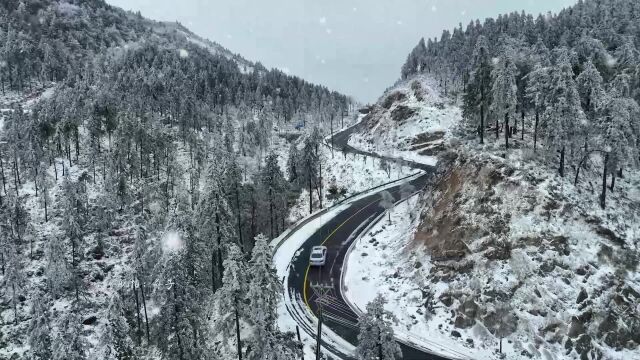 航拍下雪之后的湖北黄龙山雪景,请你的才华描述此场景