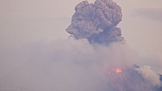 日本樱岛火山喷发,烟柱高达2400米