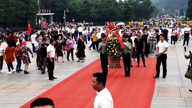 深圳五虎科技公司董事长湖南韶山毛主席铜像广场敬献花篮庄严三鞠躬