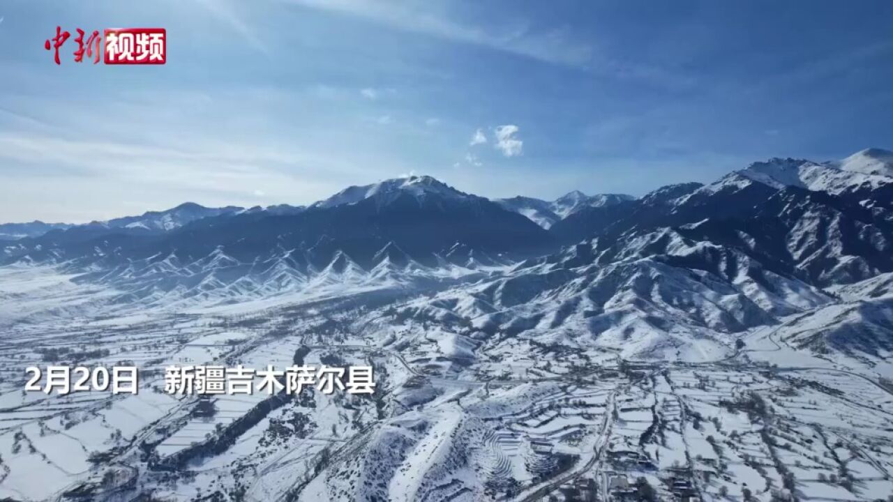 新疆东天山车师古道初春雪映云杉