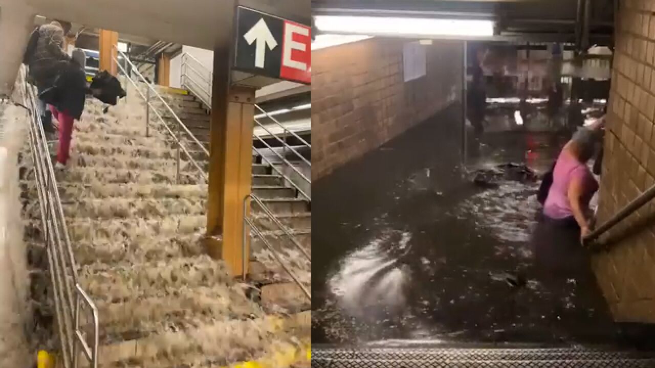 纽约暴雨地铁站变瀑布泳池 乘客拍下行驶公交车被洪水倒灌瞬间