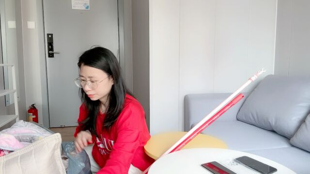 香港小乔在深圳租房子,买了生活用品开始整理房间,感觉很兴奋啊