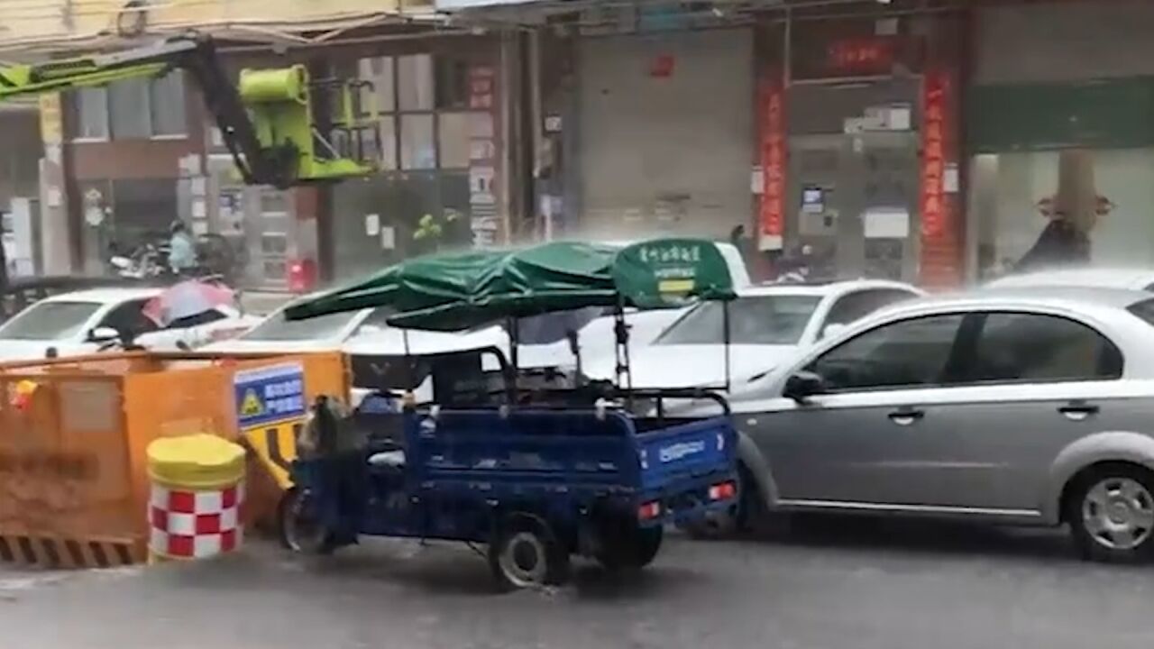 深圳多区电闪雷鸣暴雨突袭:街道积水成河 商场秒变“水帘洞”