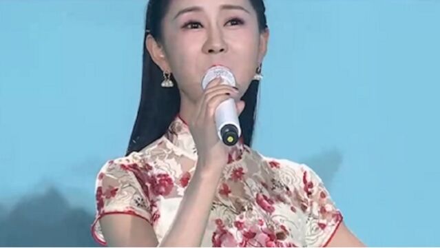 王珂迩演唱《小城故事》,歌声甜如蜜,竟唱出了邓丽君的韵味