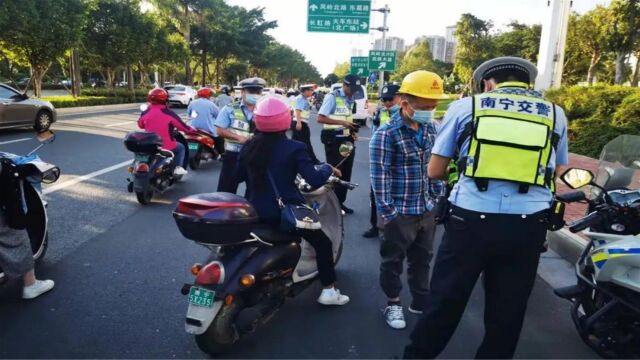 电动车“清街行动”?交警:除了戴头盔,电动车还要严查3不带!