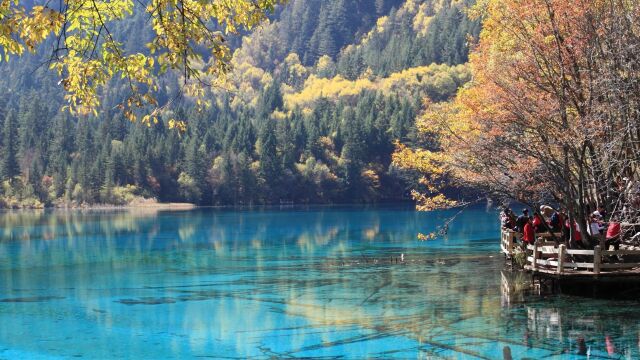 九寨沟五花海:五彩斑斓的神秘仙境