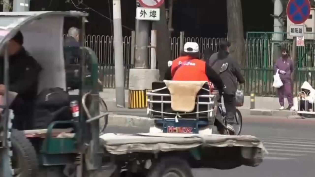 沉重的代步车,骑车人守法意识淡薄,交通知识不足隐患重重丨关注