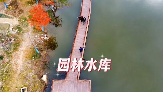 此景吟诗一首:清溪流过碧山头,空水澄鲜一色秋. 隔断红尘三十里,白云红叶两悠悠.#旅行推荐官 #周末去哪玩 #旅行大玩家 #属于秋天的颜色 #跟着抖音...