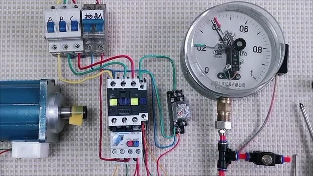 电接点压力表自动控制供水线路接线方法#电工知识 #电气控制 #零基础学电工 #电接点压力表 #技术分享