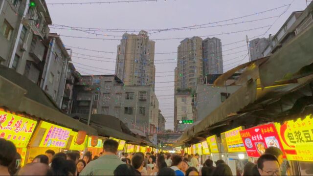 小伙打卡成都夜市天花板,温江柳浪湾夜市,现场人山人海