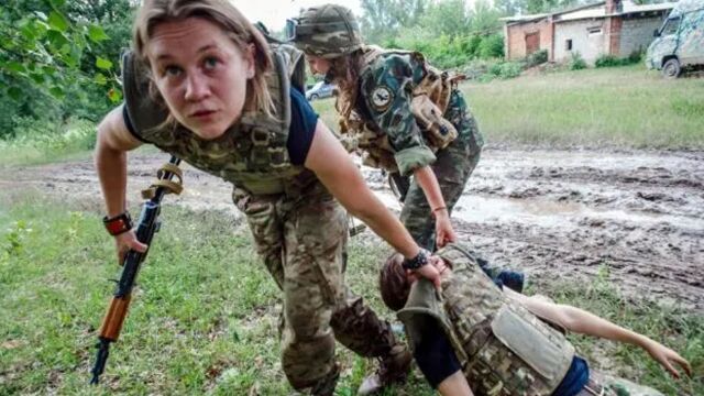 俄乌交战前线真实录像:乌克兰女兵尸体堆积如山,场面惨不忍睹