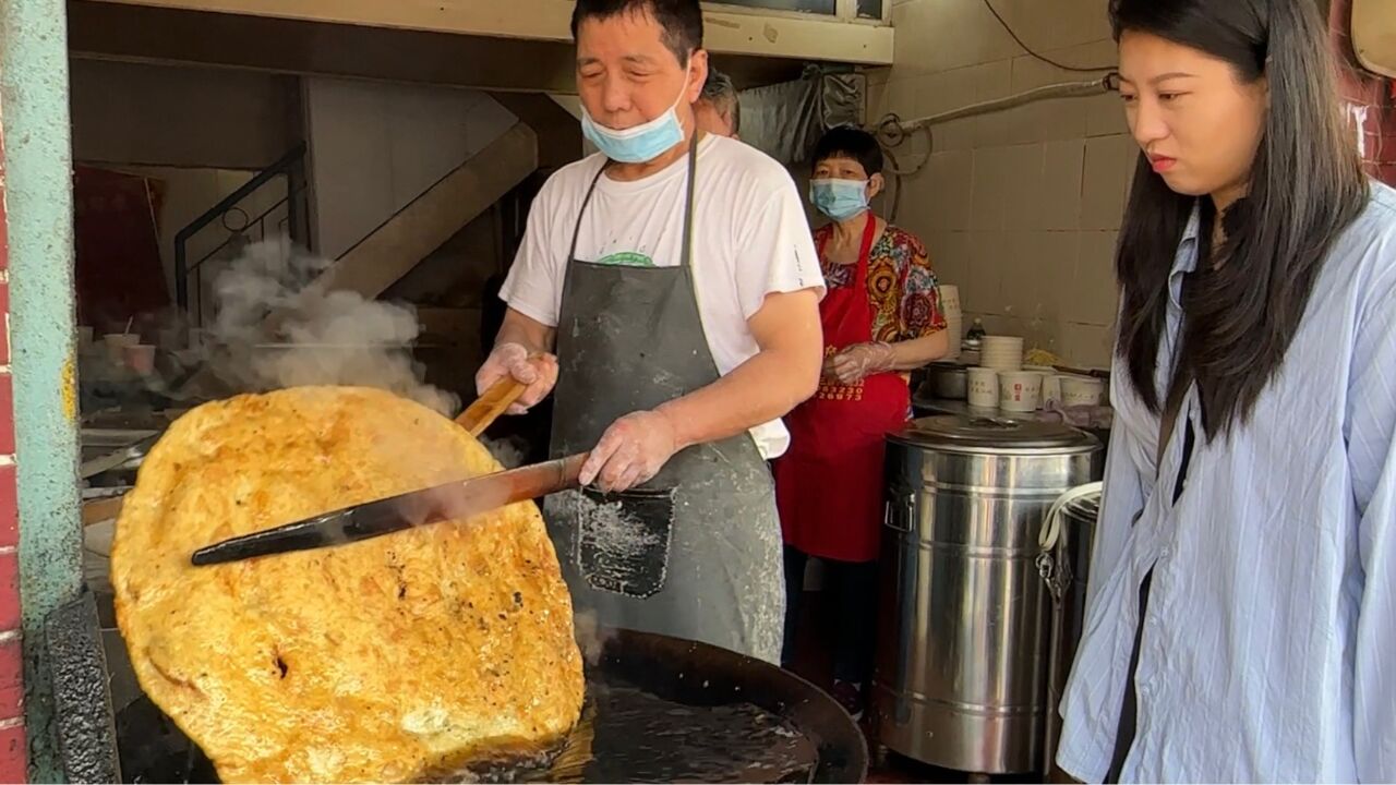 在武汉早餐吃个大油饼,一张三斤左右,尝尝咋样