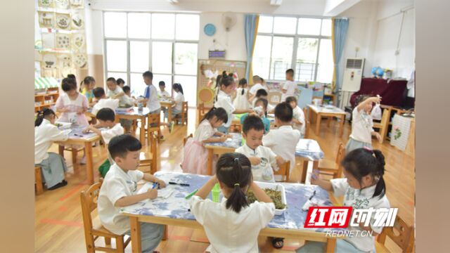 苏仙区直属机关幼儿园南园开展制作香囊活动