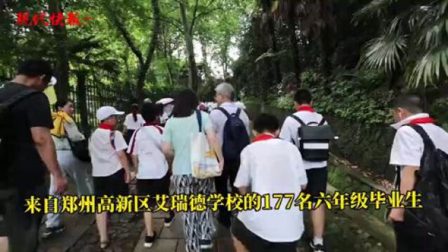 “望星空的校长”带着河南小学生回南京,在紫金山顶为他们颁发毕业证书