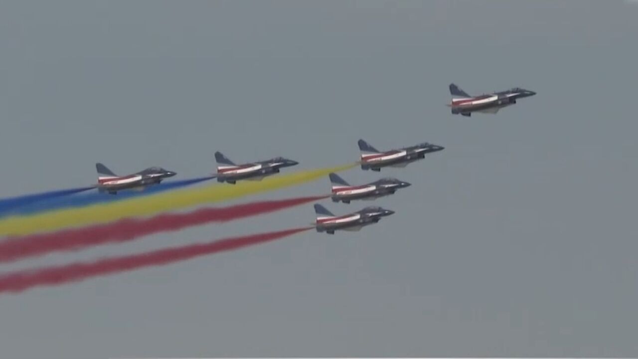 第十八届迪拜航空展开幕,空军八一飞行表演队亮相阿联酋