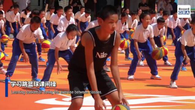 Video | NBA superstar Giannis Antetokounmpo makes visit to schools in Guangzhou