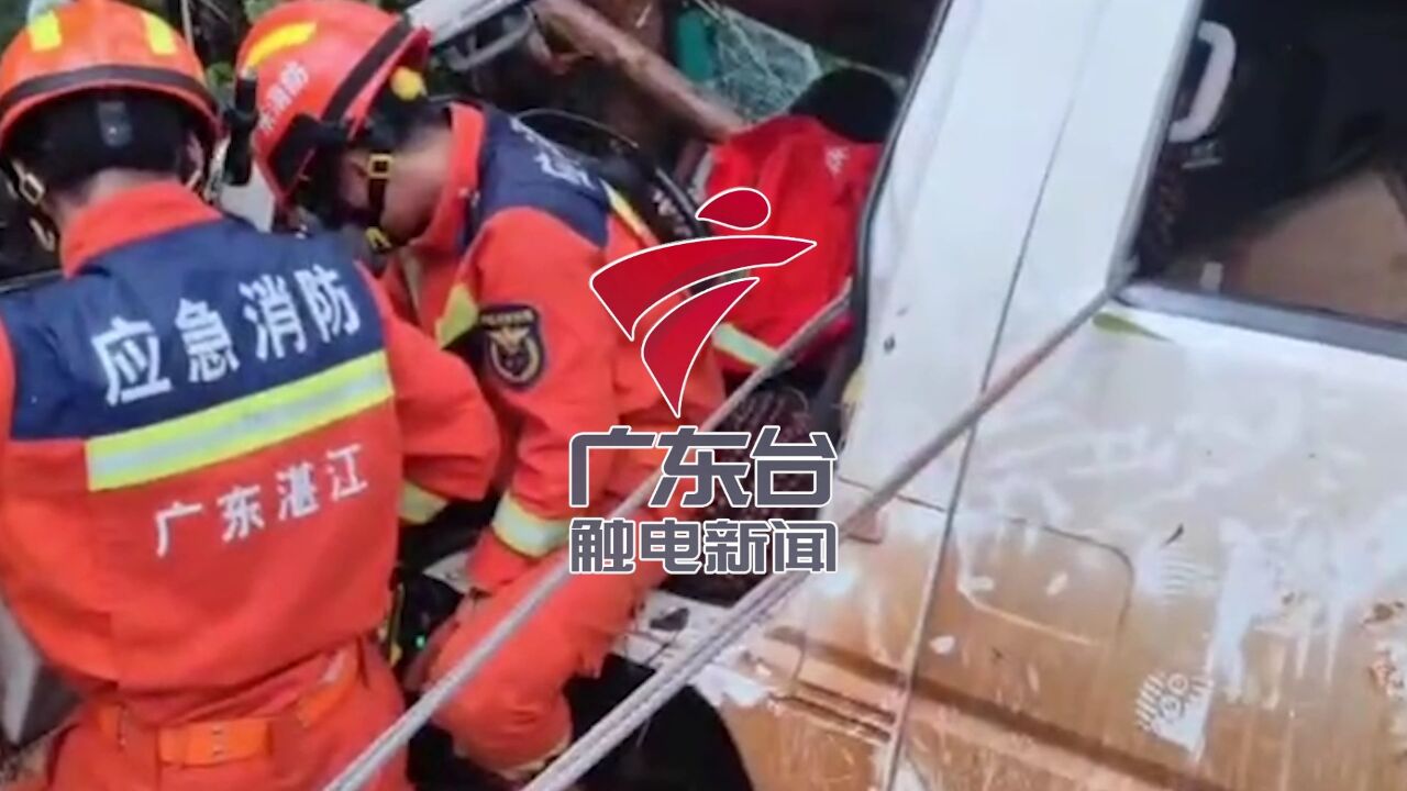 湛江雷州一小轿车侧翻一人被困,消防顶风紧急救援