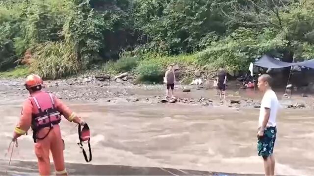 暴雨和强对流“双预警”齐发,湖南张家界降雨致河道水位上涨,露营人员被困