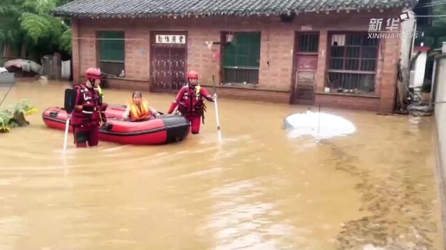 甘肃徽县:特大暴雨引发洪涝灾害 抢险救灾进行中