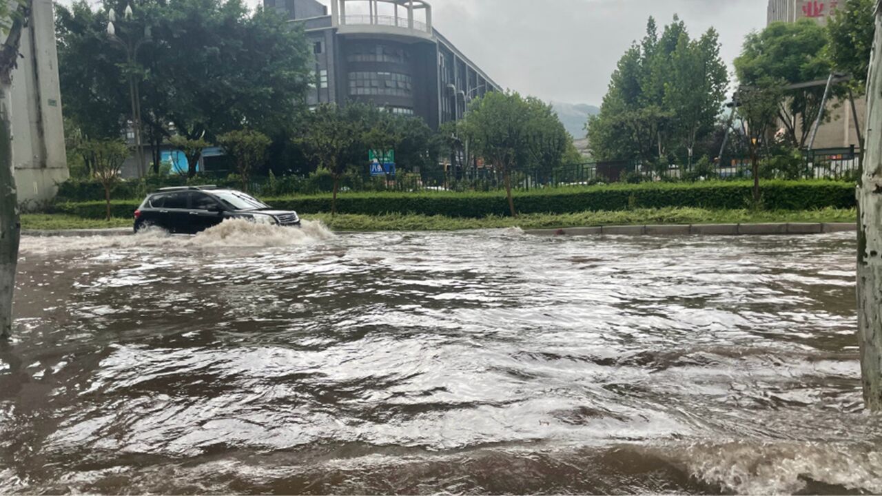 重庆多地遭暴雨突袭!多处积水淹没车辆,开车仿佛在开船