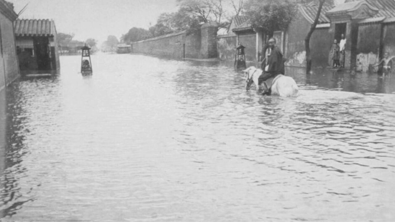 历史现场直击:1893年古都大雨成灾,街上积水齐腰深