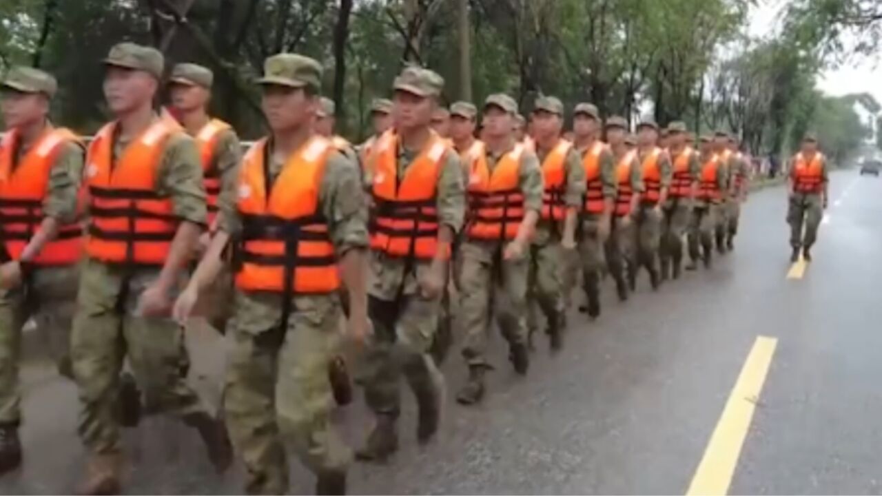 防汛救灾,子弟兵奋战在一线,紧急出动,第82集团军某旅遂行巡堤查险任务