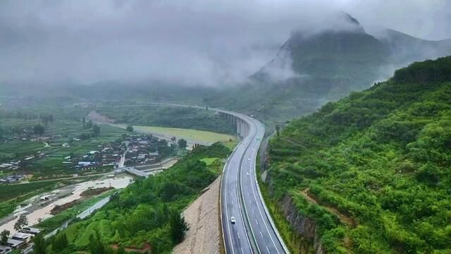 若卫辉有仙境,那一定是雨后的狮豹头,塔岗、狮豹头、正面水库碧波荡漾,鹤辉高速仿佛玉带一般缠绕在苍峪山山体上,游客络绎不绝