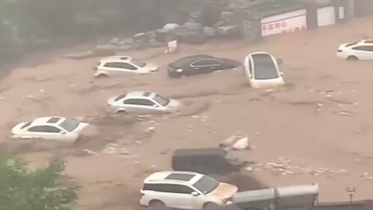 实拍北京门头沟暴雨引发山洪大量车被卷走 公交车几乎被淹没