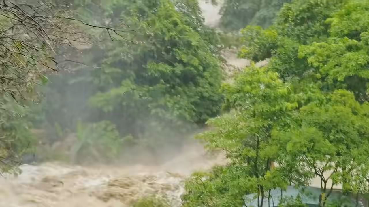 广西上林突发山洪 游客慌忙逃离