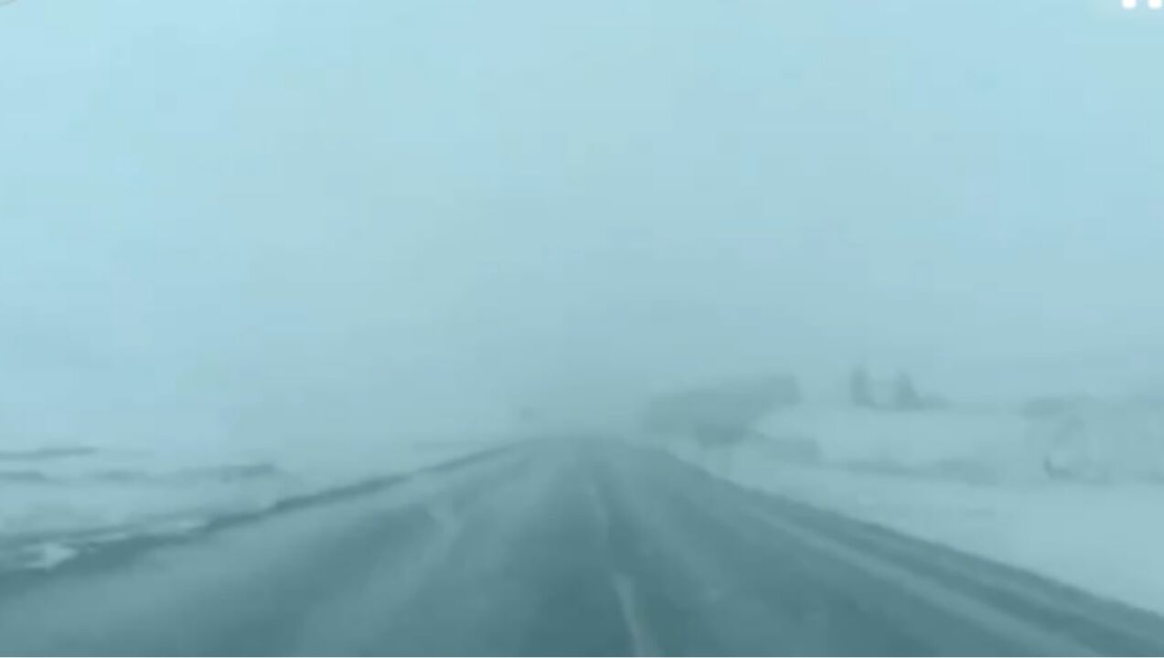 新疆和静,国道天山山区路段出现强降雪