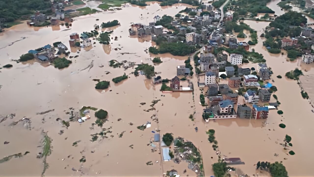 持续强降雨致福州城区出现80多处积水 3.6万人紧急转移