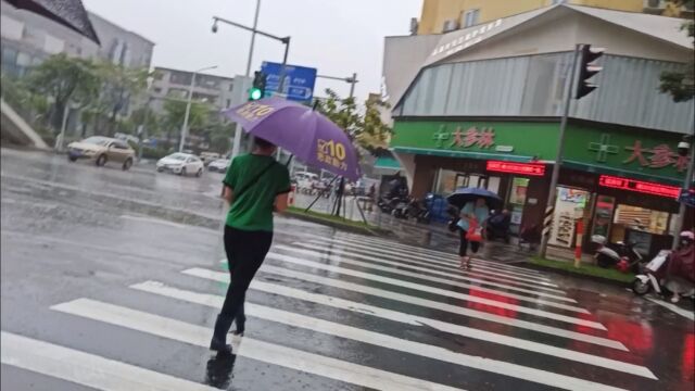 又是一个下雨天,受台风景响,珠海下了一夜的大雨