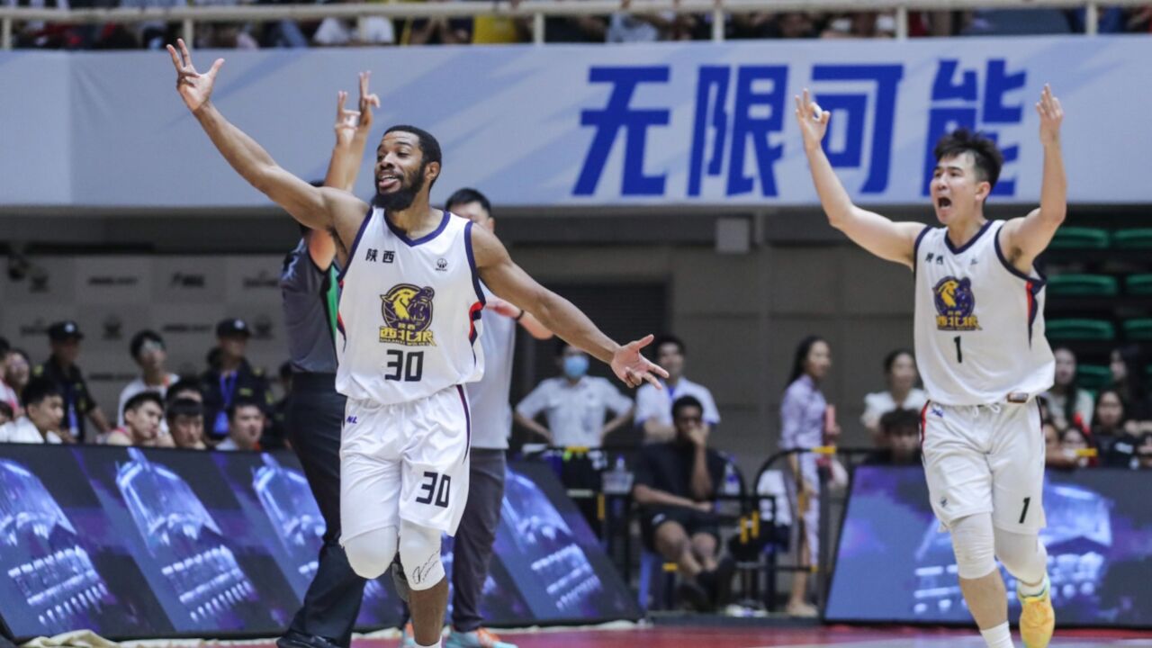 处罚!NBL广西球迷围堵大巴车吃罚单:两队合罚6万 两人被停赛