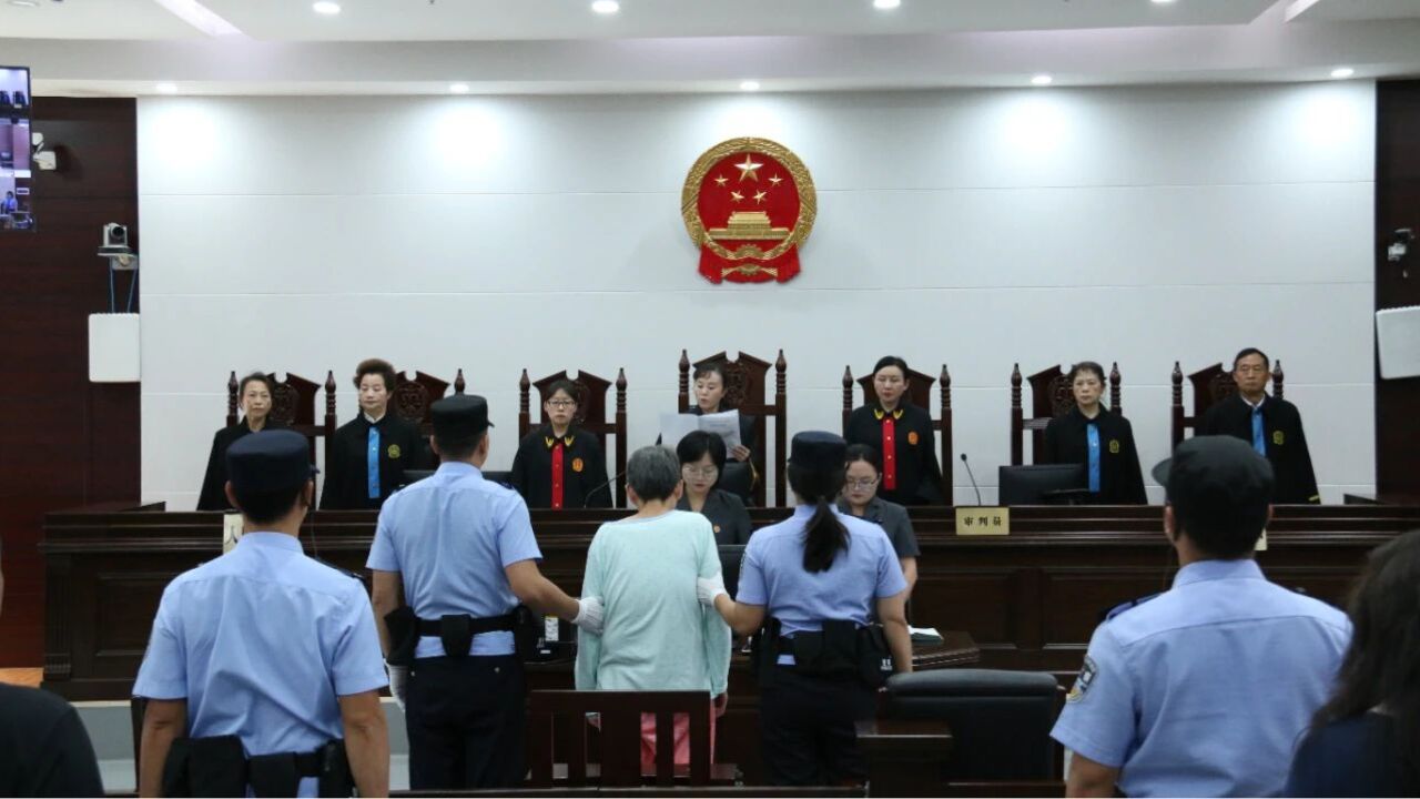 “拐卖11名儿童案”主犯余华英被判死刑,受害人杨妞花将带判决书祭奠父母