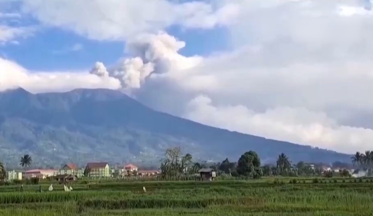 印尼马拉皮火山再次喷发,一机场临时关闭