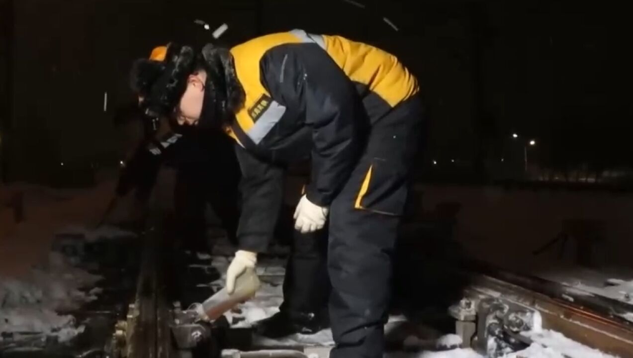 节前春运遭遇大范围冰冻雨雪,记者直击河南降雪首夜