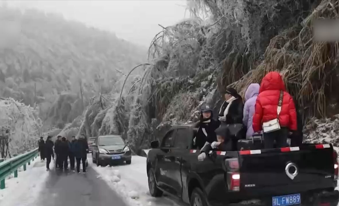 湖北咸宁:降雪致山区公路中断,各部门合力除冰抢险