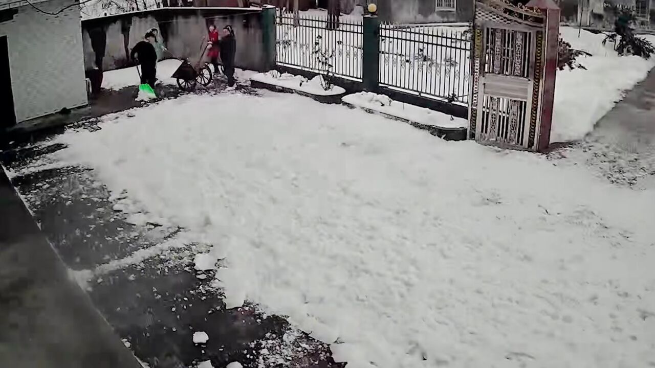 一家人快扫完雪时屋顶积雪突然滑落:五脸懵,看着地上的雪都笑了