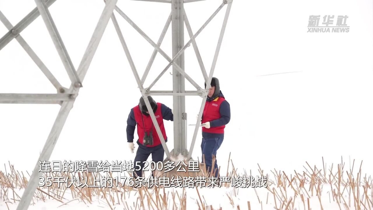 新疆和田:电力工人沙漠踏雪巡线