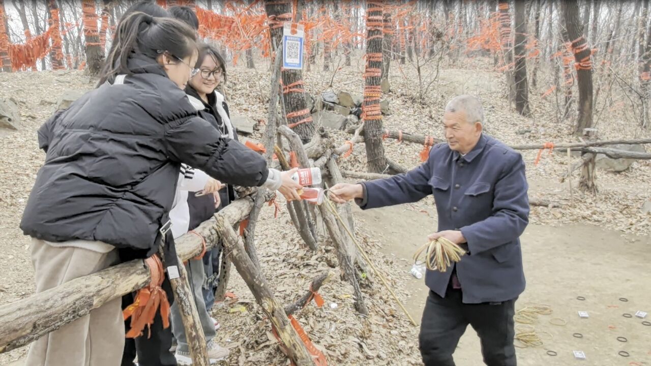 象ⷦš–流丨河南大爷山顶“出圈”,饮料瓶换套圈已坚持30年