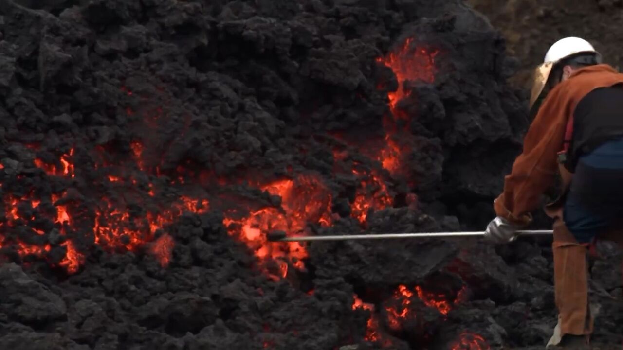 冰岛火山喷发熔岩流开始放缓 采样时熔岩发出清脆声响如玻璃碰撞