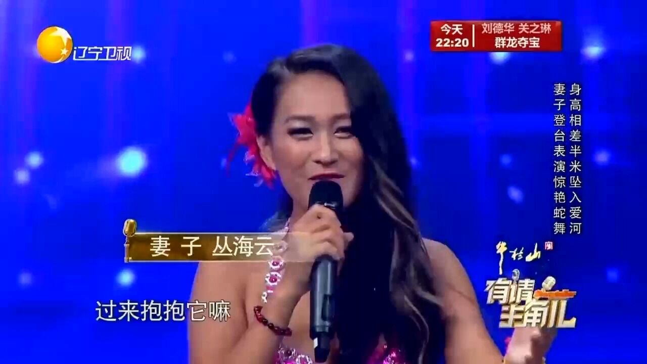 美女现场挑战人蛇共舞,凶猛蟒蛇,看得人十分害怕